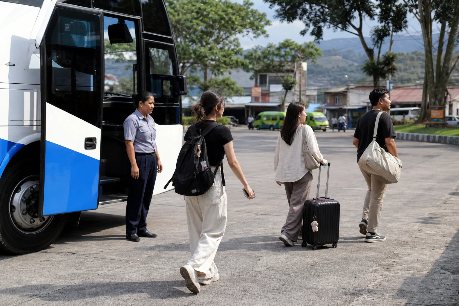 Sekelompok penumpang mengikuti jalur lanjutan setelah tiba di terminal tujuan.