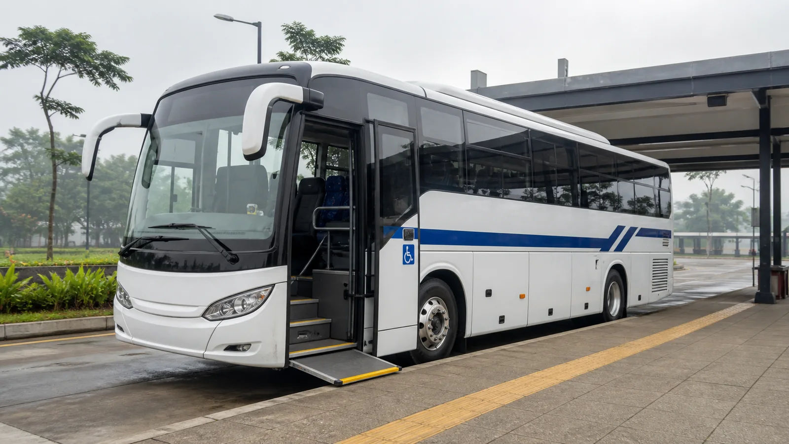 Bus antarkota aksesibel berwarna putih dan biru berhenti di peron yang rata.